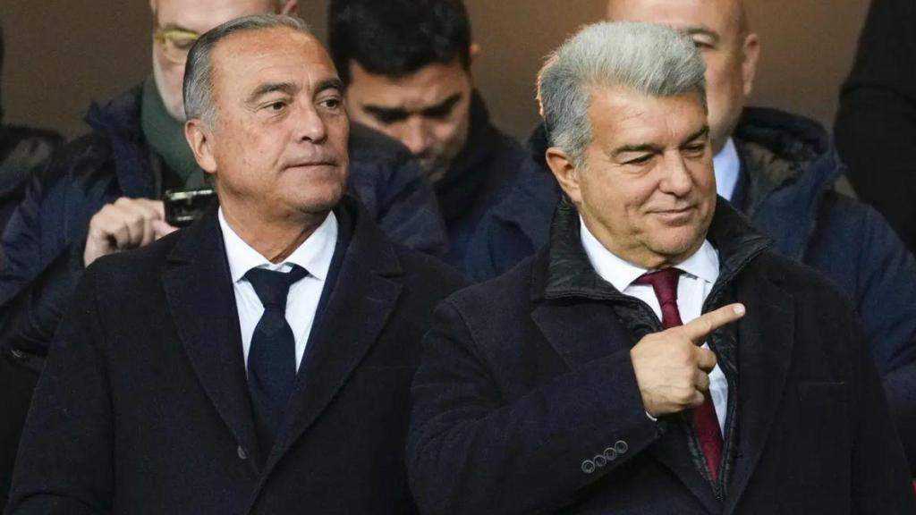 Rafa Yuste y Joan Laporta, en la grada durante un partido del Barça