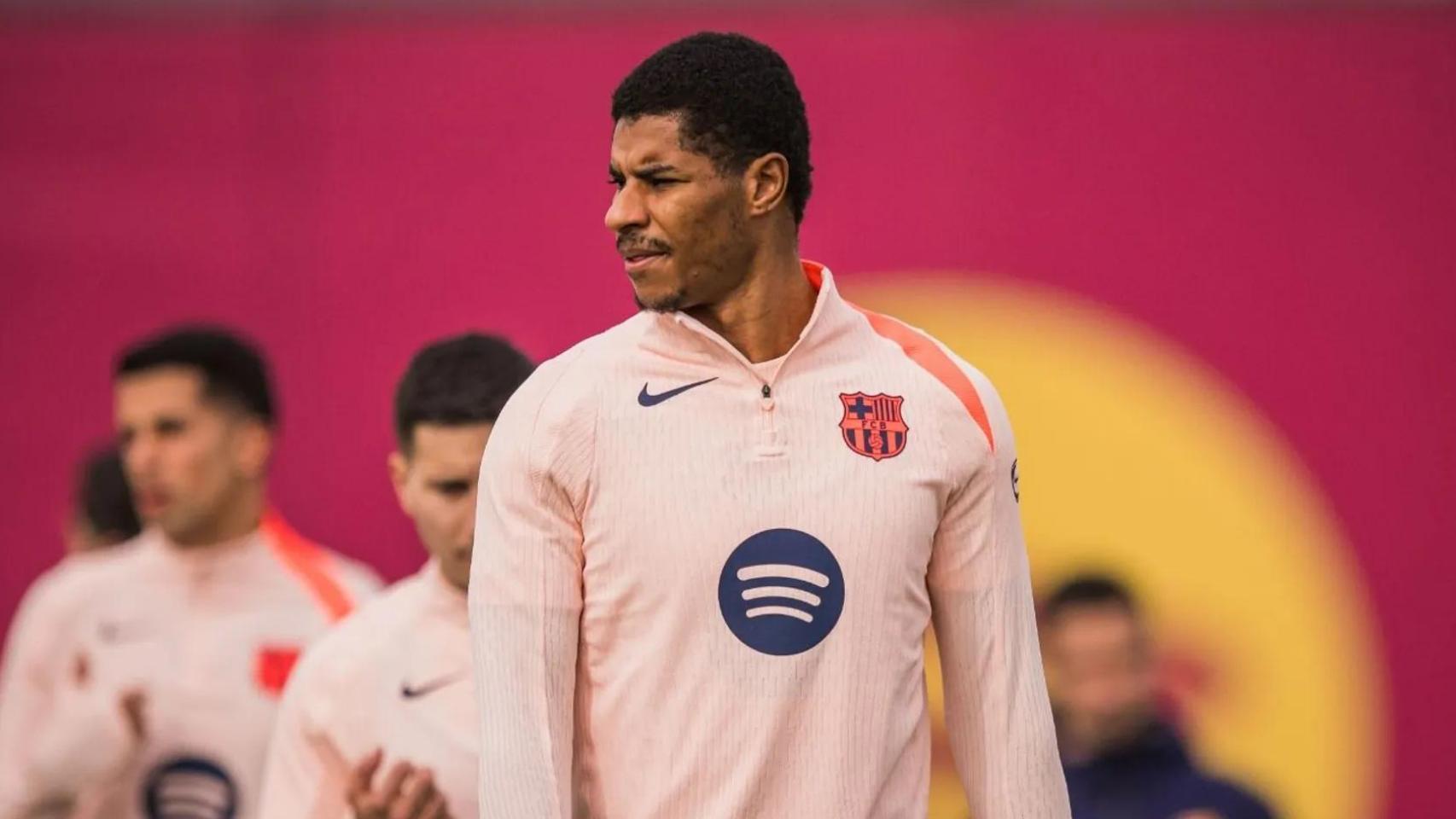 Marcus Rashford se entrena antes del Elche-Barça