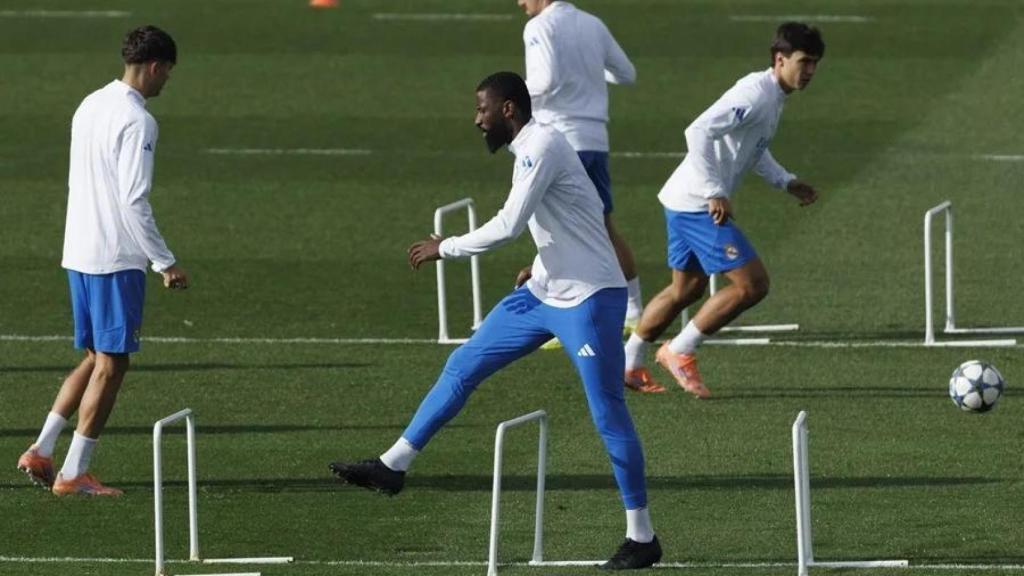 Antonio Rudiger se entrena antes de las semifinales de la Supercopa