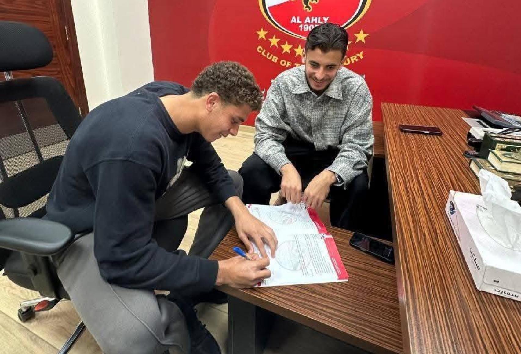 Hamza Abdelkarim signa la seva renovació amb l’Al Ahly i la seva cessió al Barça