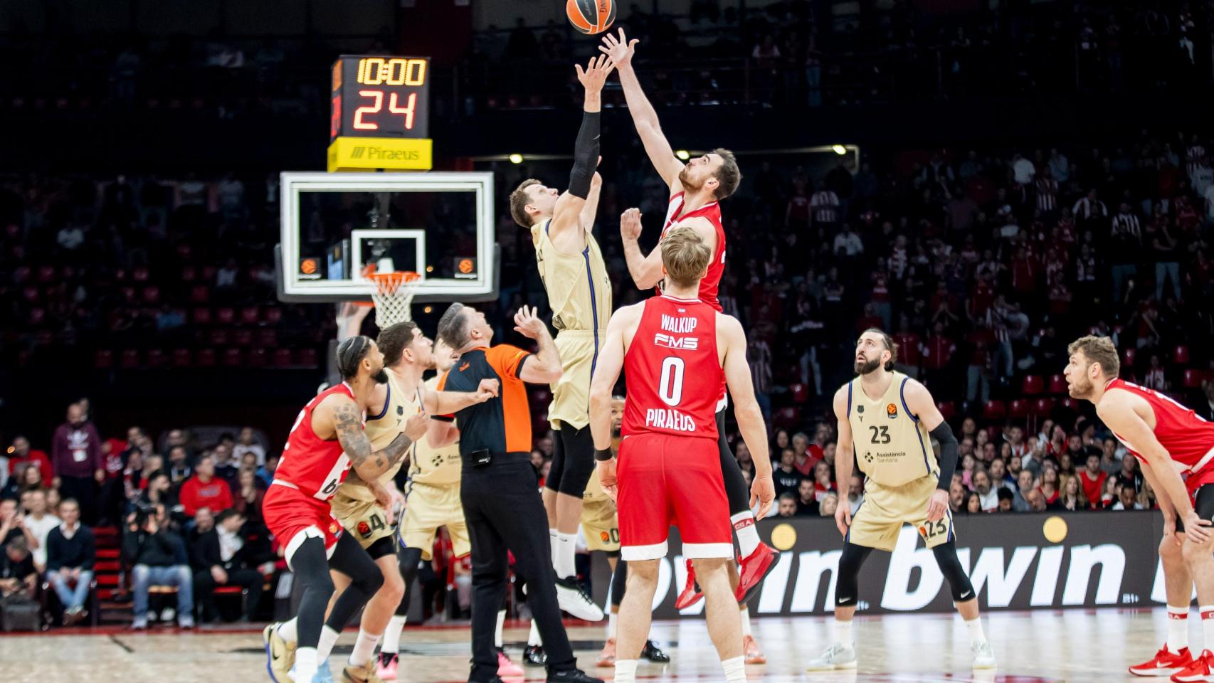 Jan Vesely salta por un balón dividido en el Olympiacos-Barça de basket