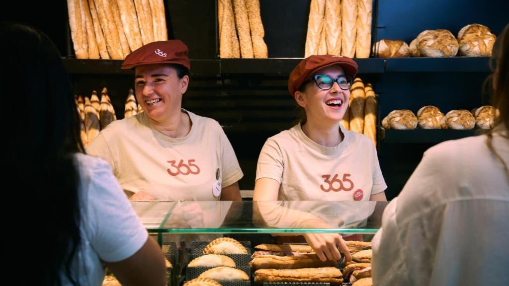Dos trabajadoras del 365 Obrador
