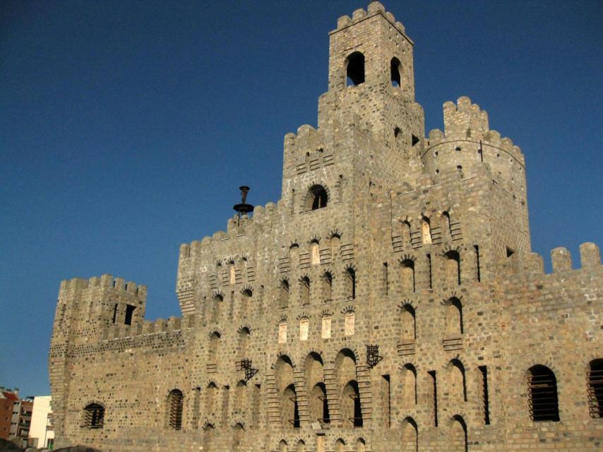 El Castillo de Les Fonts desde una vista lateral