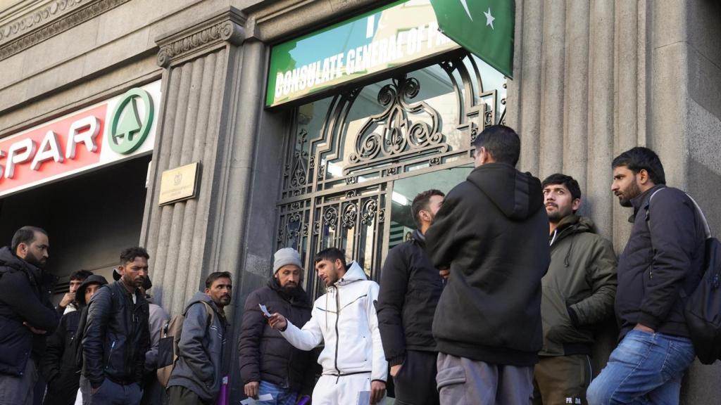 Cues davant el Consolat del Pakistan a Barcelona