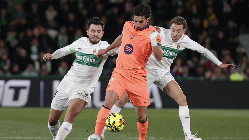 Ferran Torres lluita amb dos jugadors de l'Elx