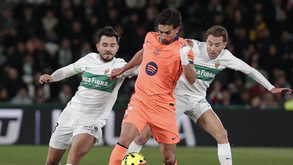 Ferran Torres lluita amb dos jugadors de l'Elx