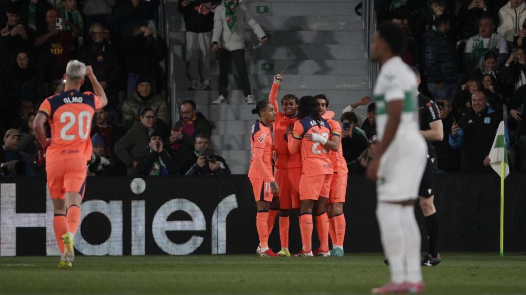 Los jugadores del Barça celebran uno de sus goles al Elche
