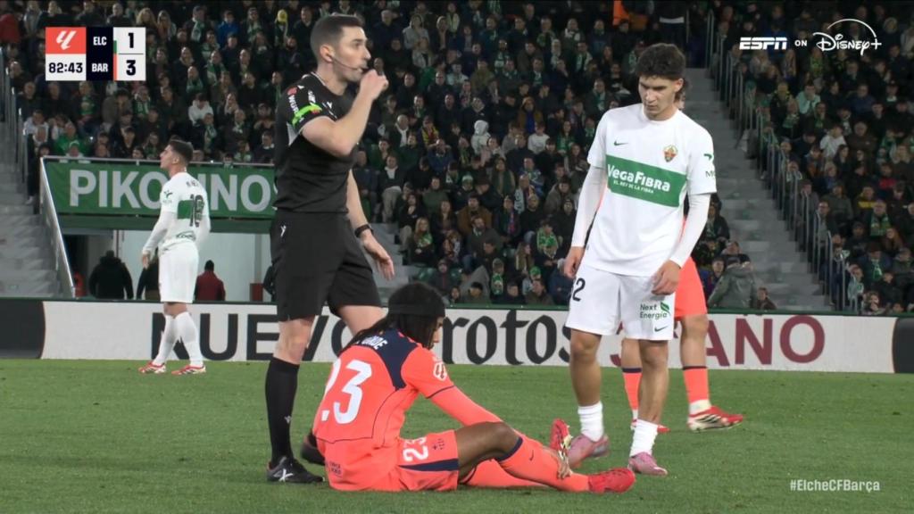 Jules Koundé, estès a la gespa amb problemes musculars durant l'Elx-Barça