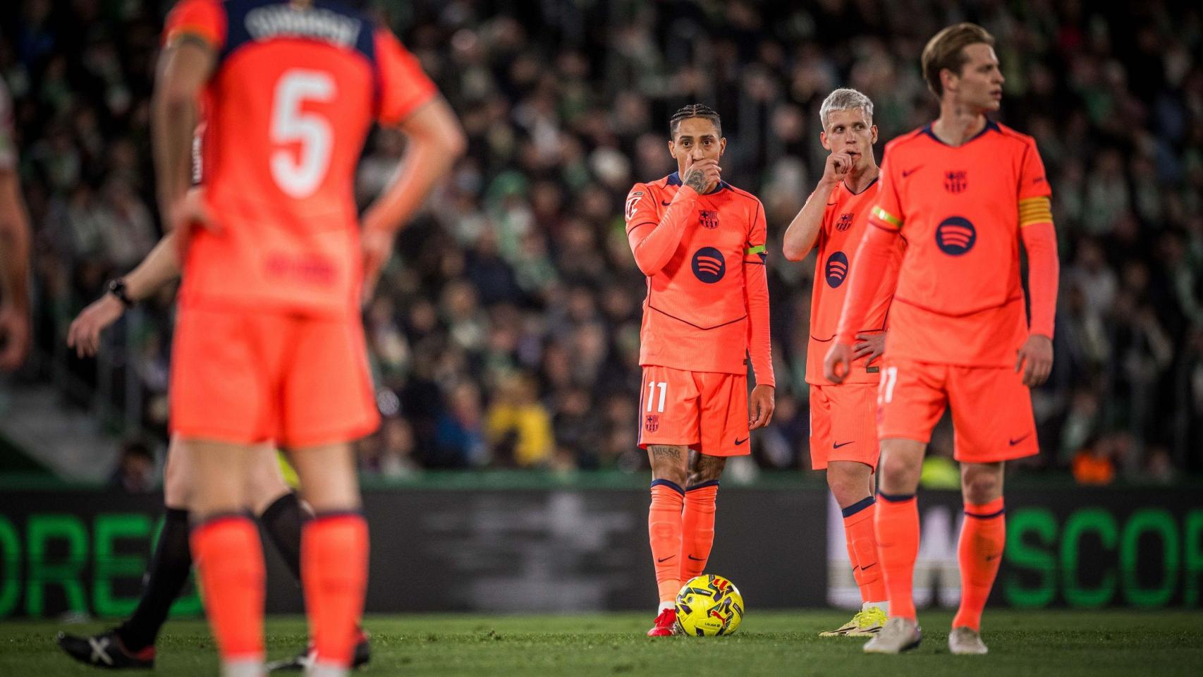 Raphinha y Dani Olmo discuten una jugada a balón parado en el Elche-Barça