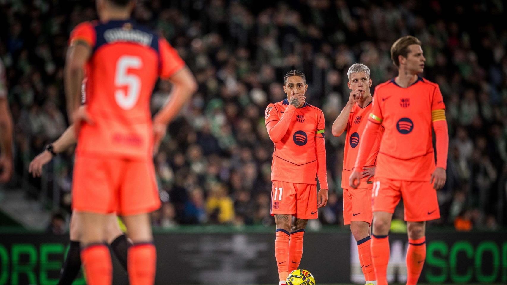 Raphinha y Dani Olmo discuten una jugada a balón parado en el Elche-Barça