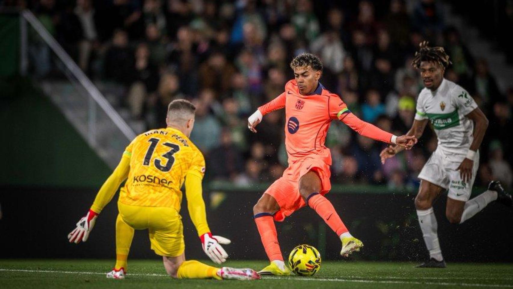 Lamine Yamal regatea a Iñaki Peña antes de marcar