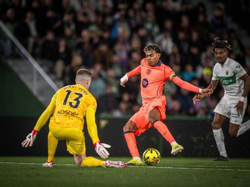 Lamine Yamal regatea a Iñaki Peña antes de marcar