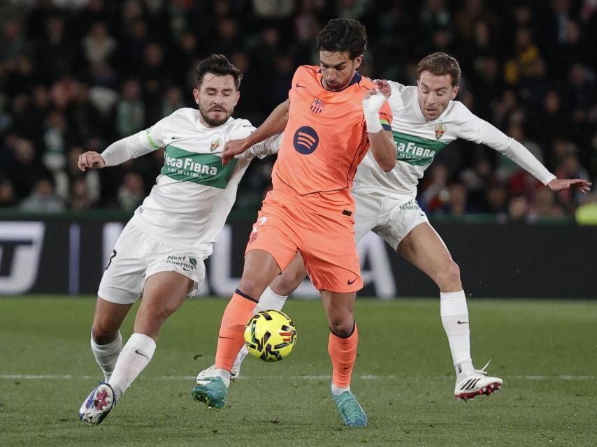 Ferran Torres pugna con dos jugadores del Elche