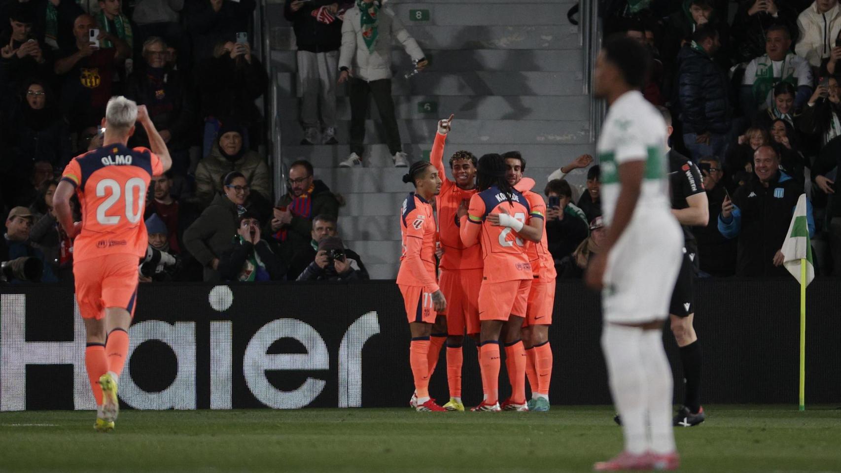 Los jugadores del Barça celebran uno de sus goles al Elche