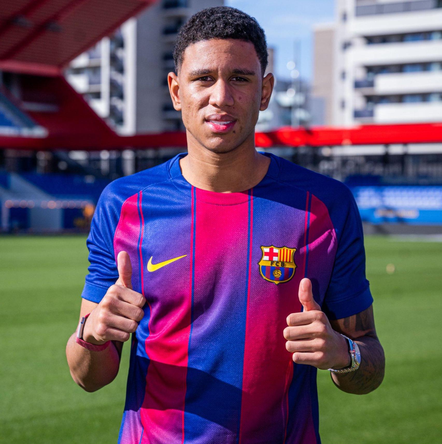 Juwensley Onstein posa amb la samarreta del Barça B