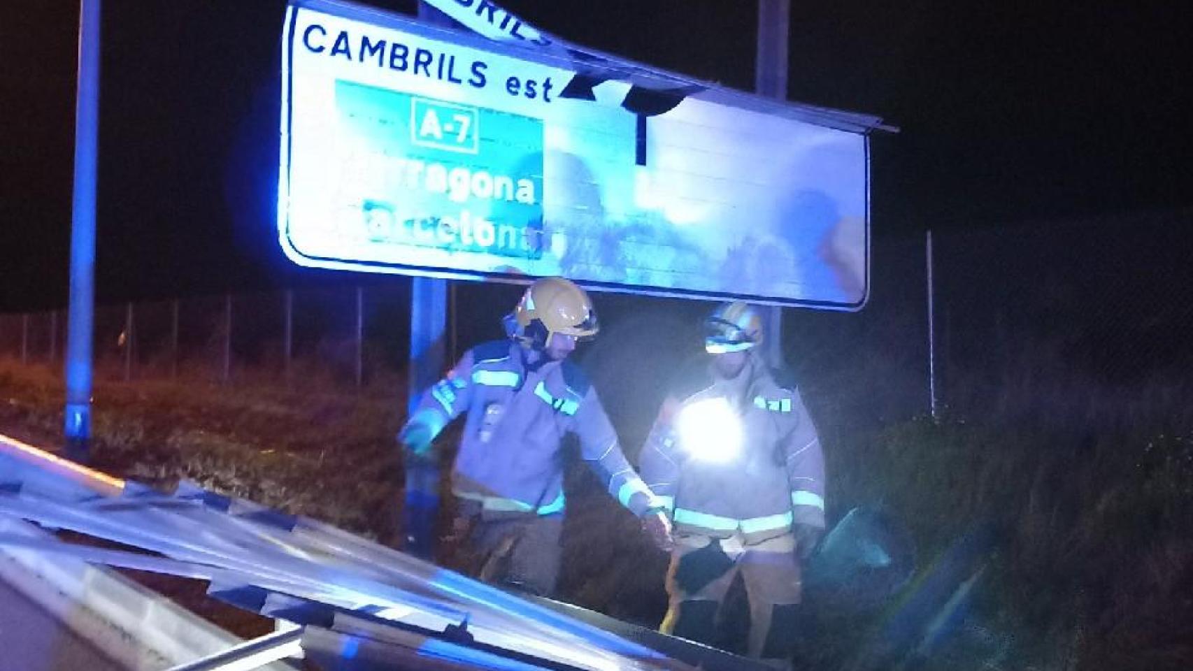 Los Bombers trabajan en varias incidencias causadas por el viento