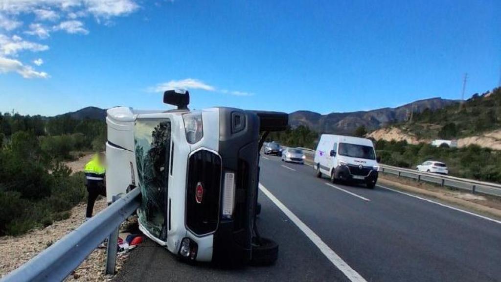Un vehículo volcado durante el episodio de fuertes vientos de este sábado