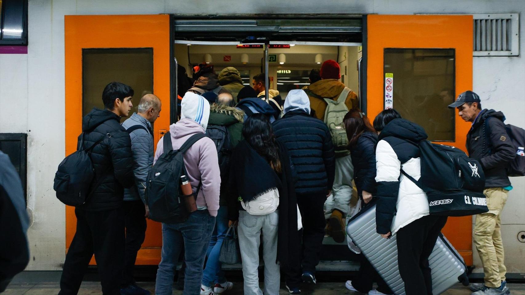 Usuarios de Rodalies embarcan en uno de los trenes de la red /EP