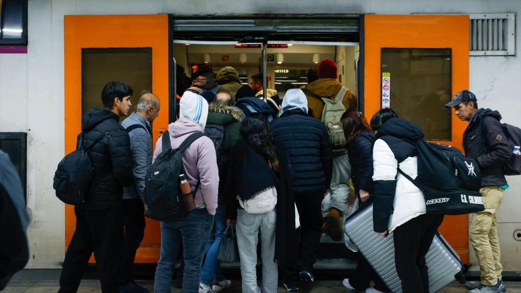 Usuarios de Rodalies embarcan en uno de los trenes de la red /EP