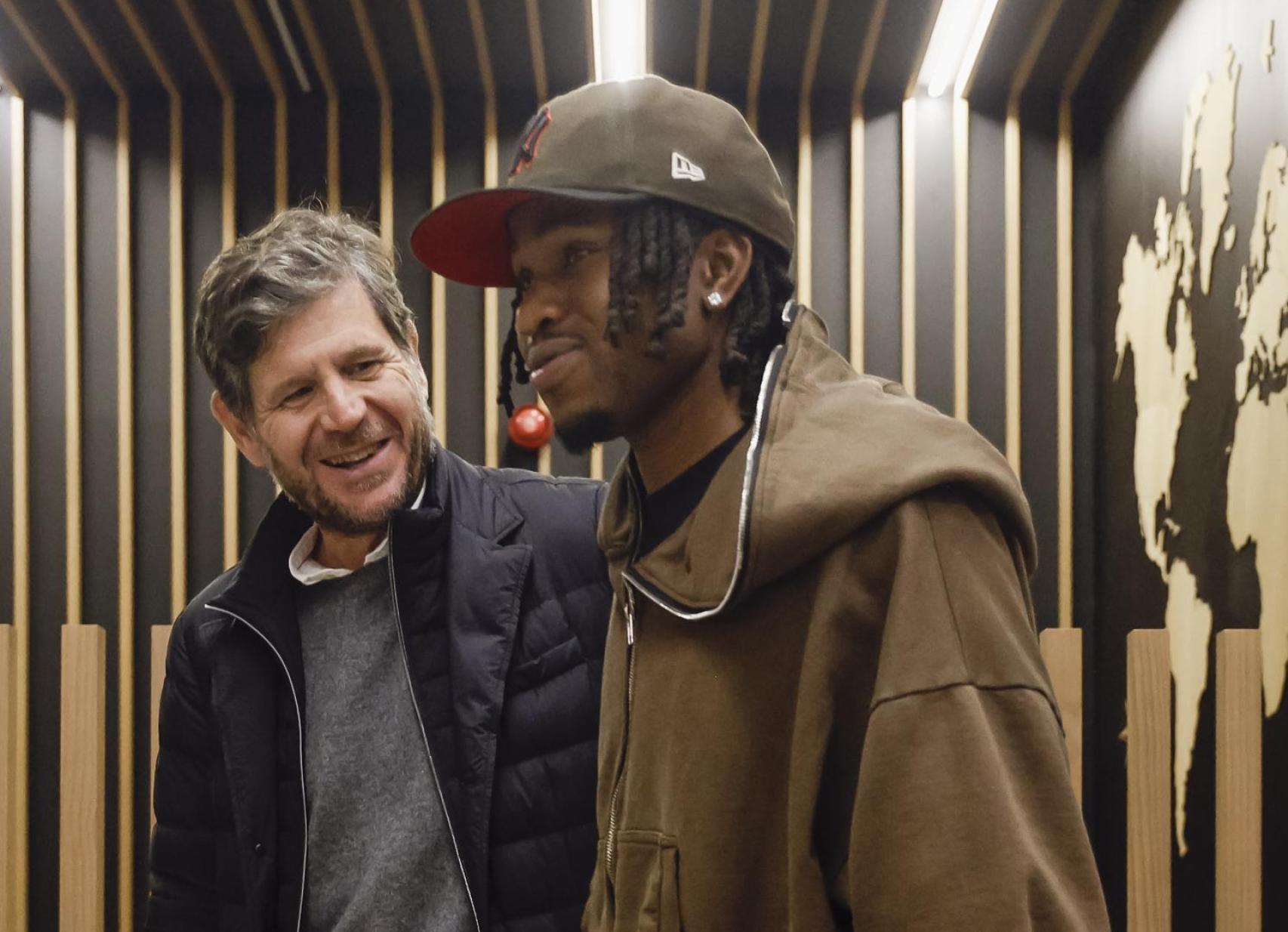 Mateu Alemany rep Ademola Lookman, nou fitxatge de l'Atlètic de Madrid