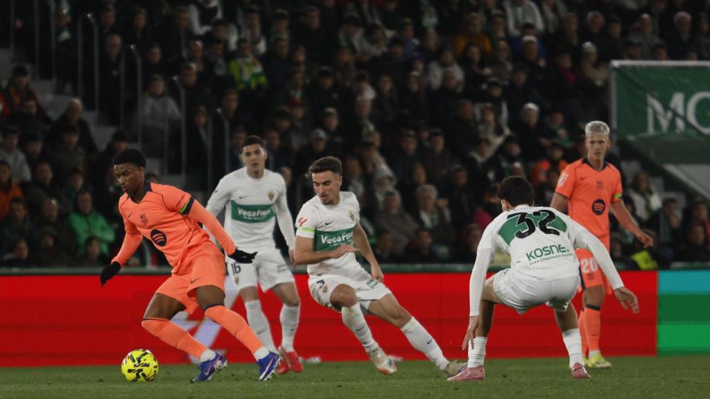 Rashford controla el balón ante la atenta mirada de Dani Olmo, contra el Elche