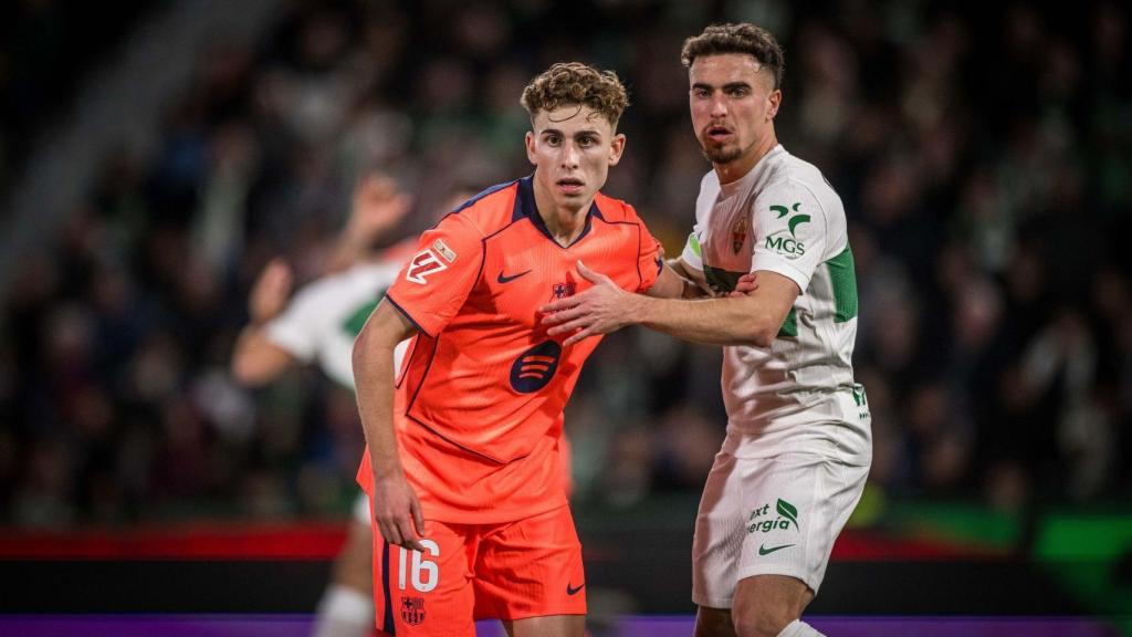 Fermín López pugna con Adrià Pedrosa en el Elche-Barça