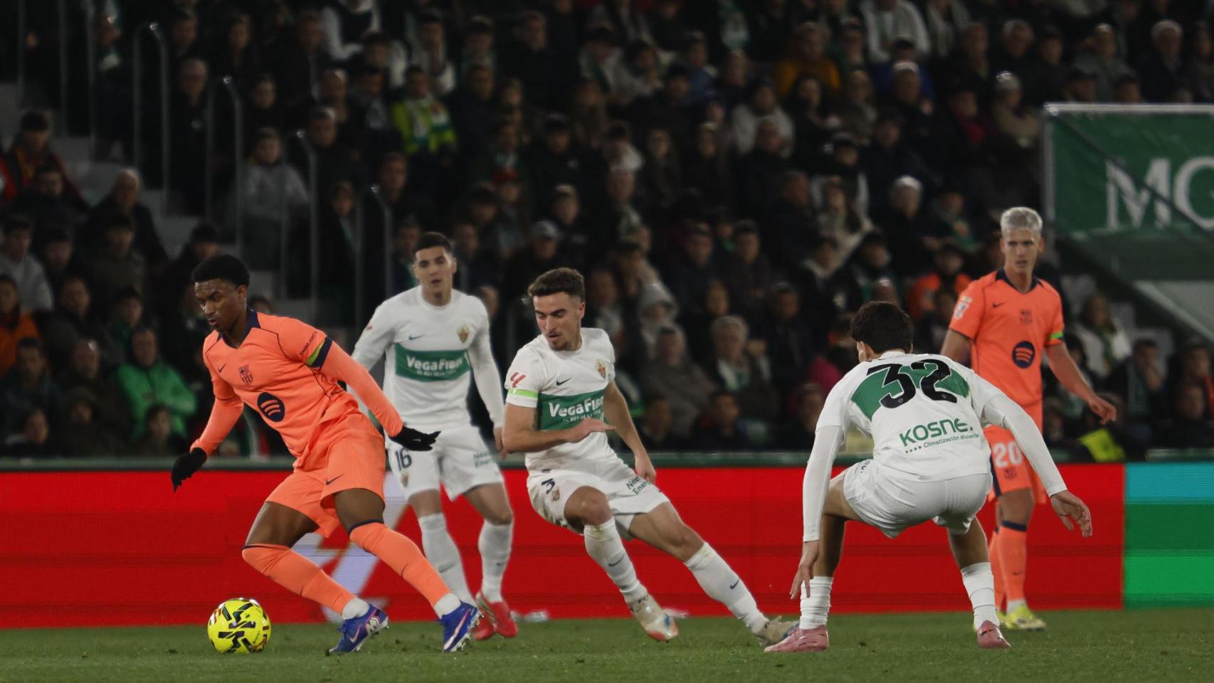 Rashford controla el balón ante la atenta mirada de Dani Olmo, contra el Elche