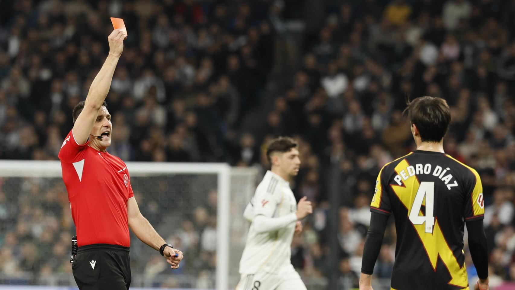 El árbitro Isidro Díaz de Mera expulsa a Pathé Ciss en el Real Madrid-Rayo Vallecano de la Liga