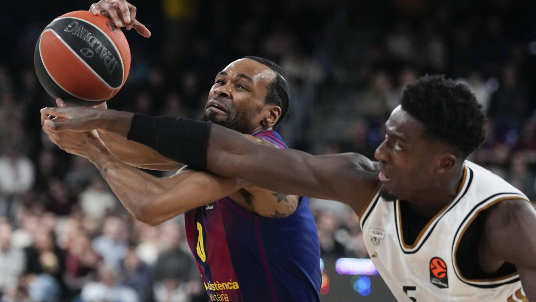 Kevin Punter lucha por el balón en el Murcia-Barça de basket