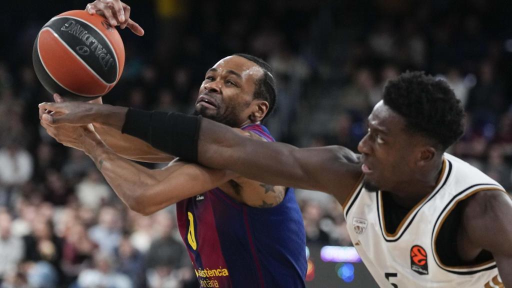 Kevin Punter lucha por el balón en el Murcia-Barça de basket