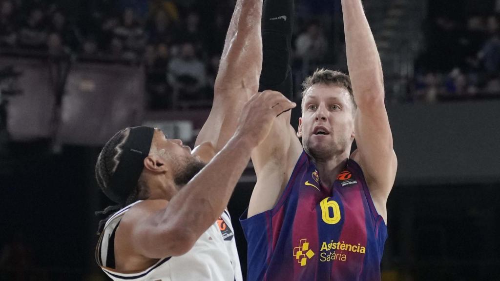 Jan Vesely lanza a canasta en el UCAM Murcia-Barça de basket