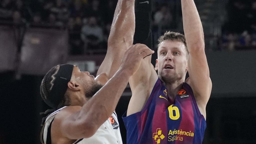 Jan Vesely lanza a canasta en el UCAM Murcia-Barça de basket