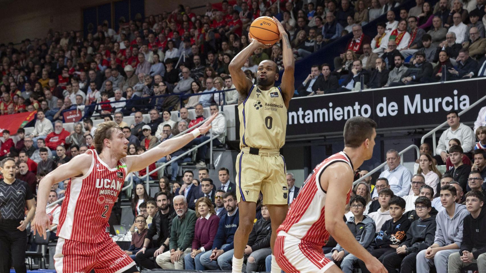Kevin Punter lanza un triple en el UCAM Murcia-Barça de basket