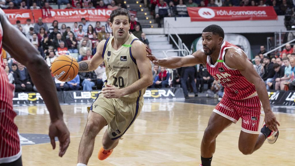 Nicolás Laprovittola penetra a canasta en el UCAM Murcia-Barça de basket