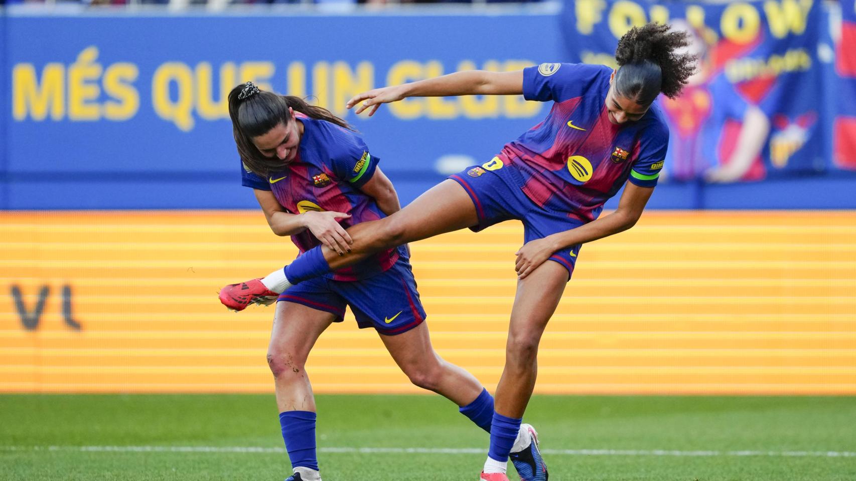 Kika Nazareth y Sydney Schertenleib celebran un gol del Barça Femenino contra el Sevilla