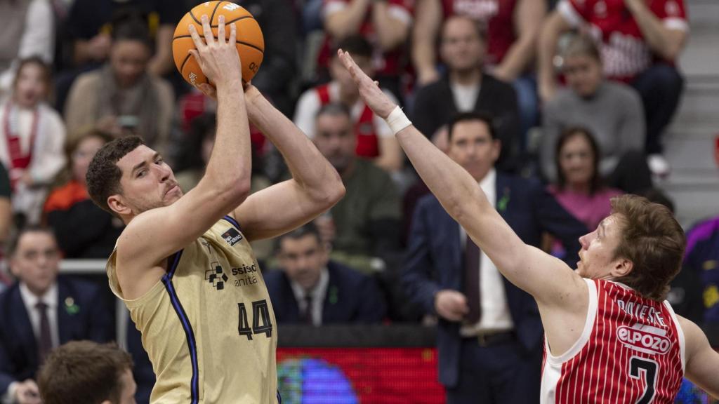Joel Parra tira a cistella a l'UCAM Múrcia-Barça de bàsquet