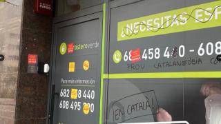 Acto vandálico amparado por Plataforma per la Llengua contra una cadena de trasteros en Barcelona por tener rótulos en castellano