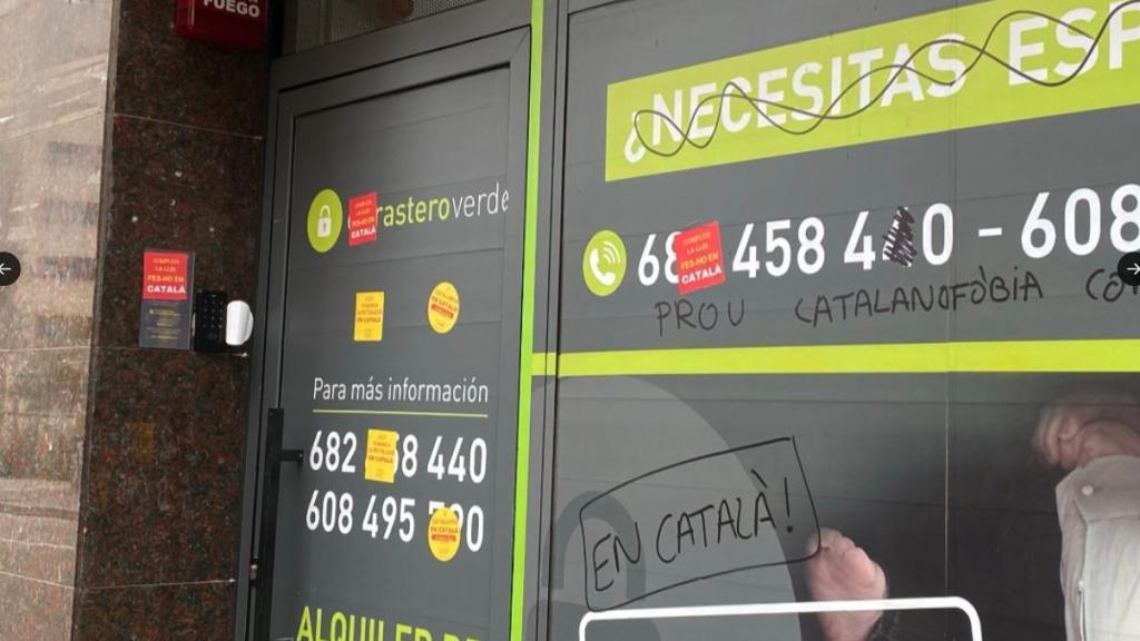 Acto vandálico amparado por Plataforma per la Llengua contra una cadena de trasteros en Barcelona por tener rótulos en castellano