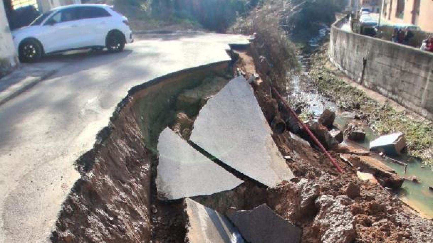 Hundimiento de la calle Pla de la Coma, en Anglès (Girona)