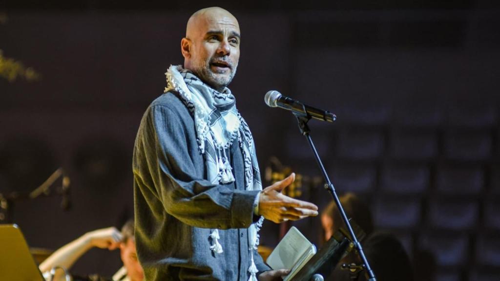 Pep Guardiola, al inicio del 'Concert-Manifest x Palestina', en el Palau Sant Jordi de Barcelona