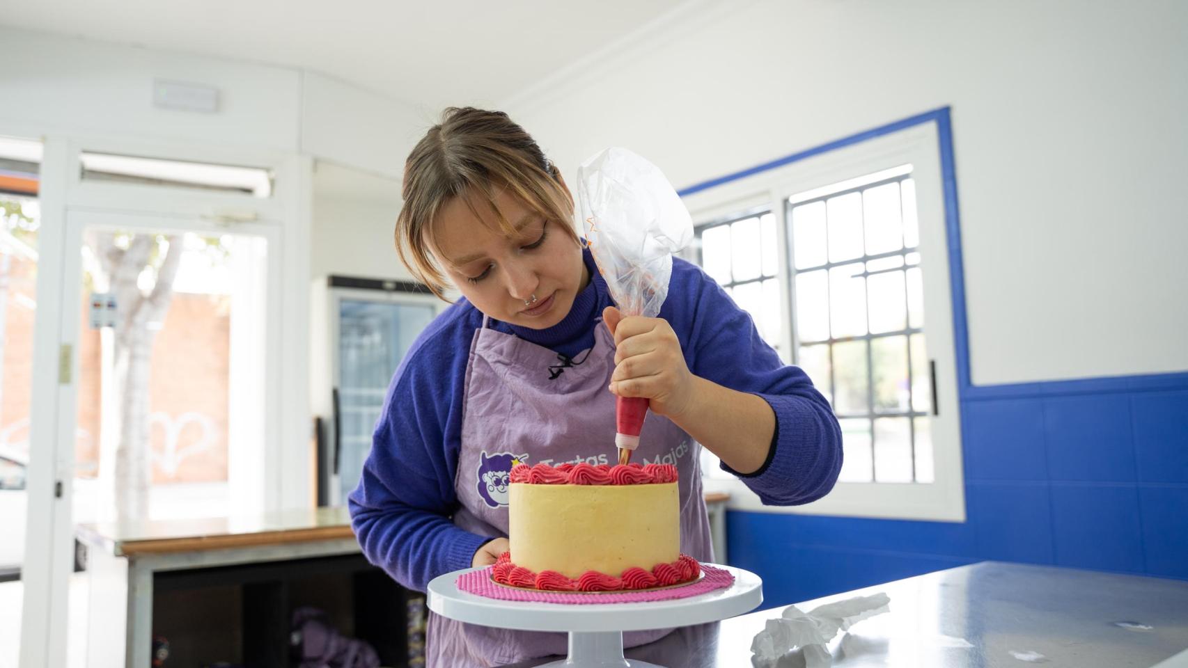 Gisela, dueña de Tartas Bien Majas, decora una tarta