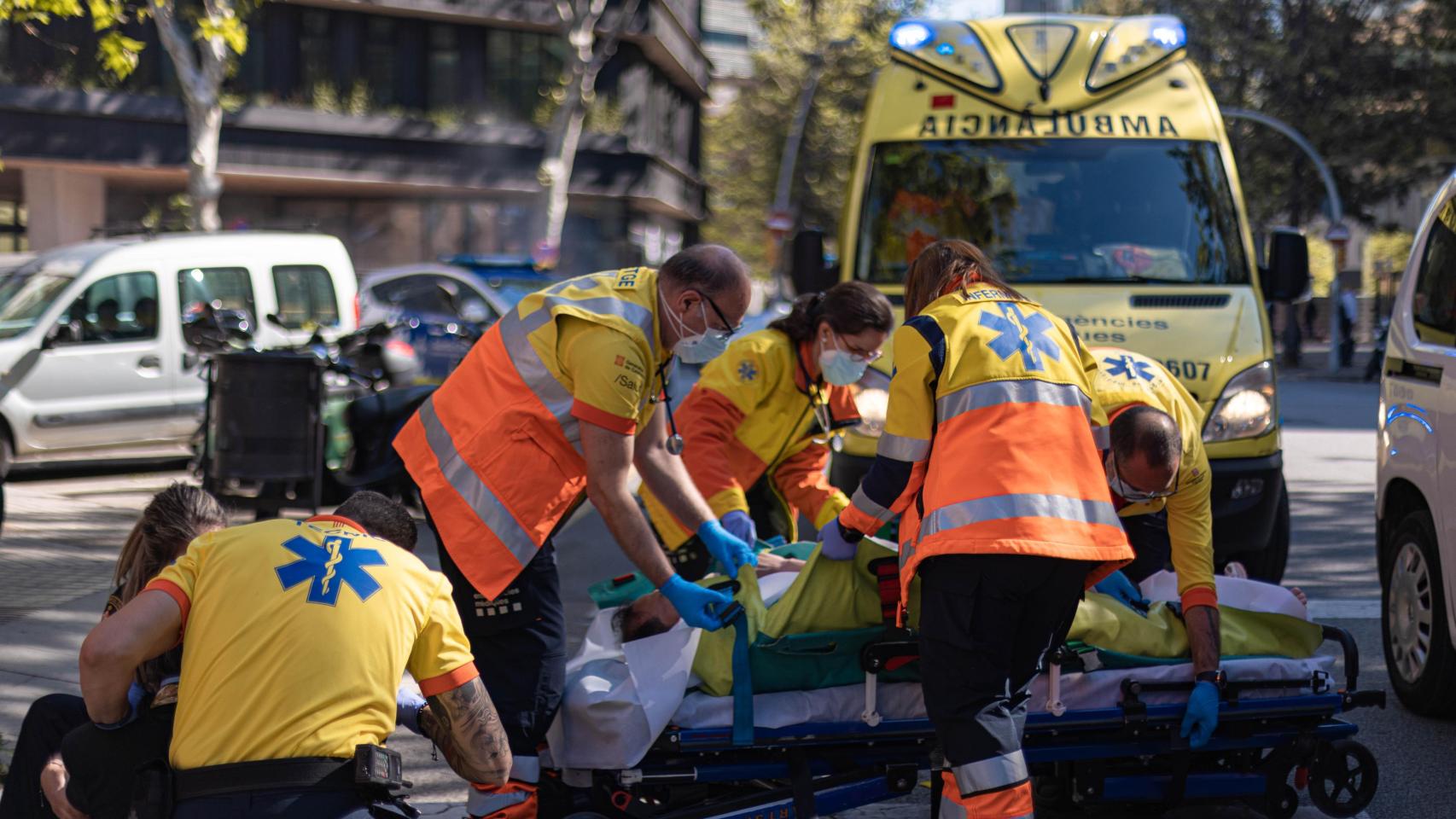 Sanitarios del SEM atendiendo a un paciente en la calle