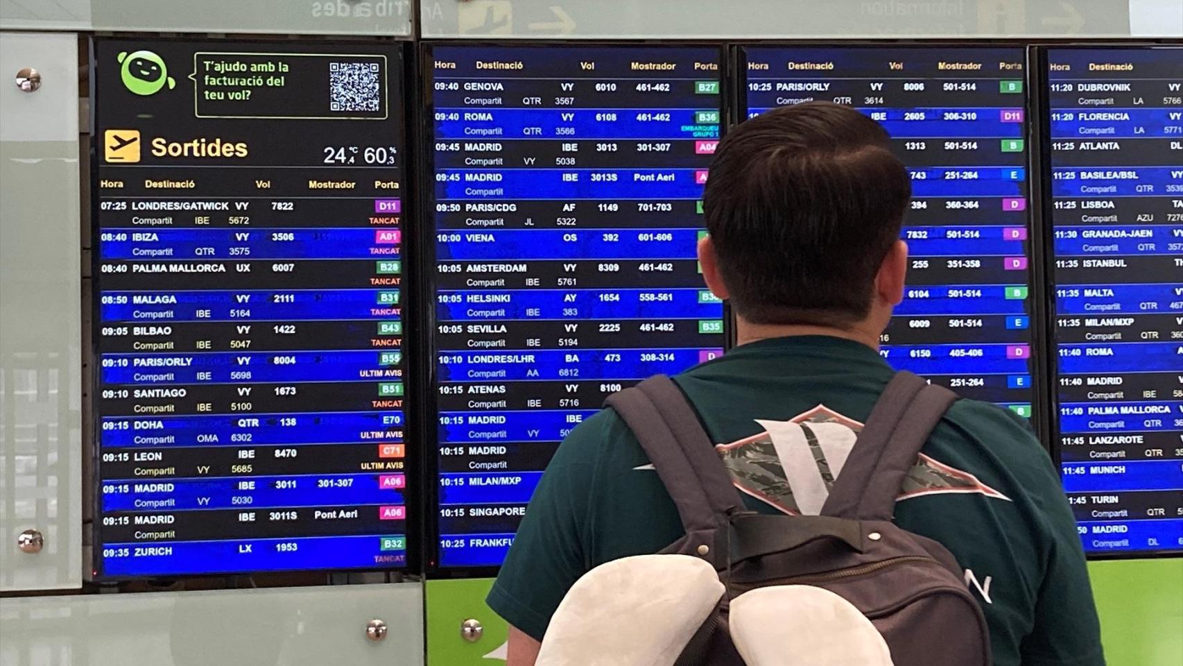 Un usuario del aeropuerto Josep Tarradellas Barcelona-El Prat consulta las pantallas en las que se anuncian varias frecuencias del puente aéreo / EP