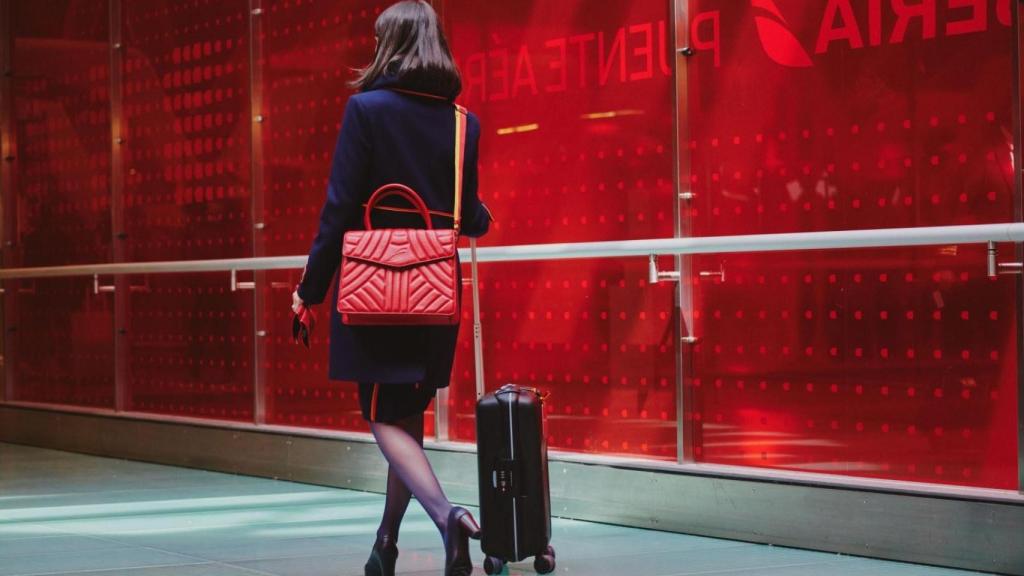 Una hostessa camina per la zona del pont aeri, a l’aeroport Adolfo Suárez Madrid-Barajas / EP