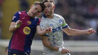 Gavi, del FC Barcelona, choca con su cabeza contra el argentino Tomás Conechny, en un enfrentamiento entre los culés y el Deportivo Alavés