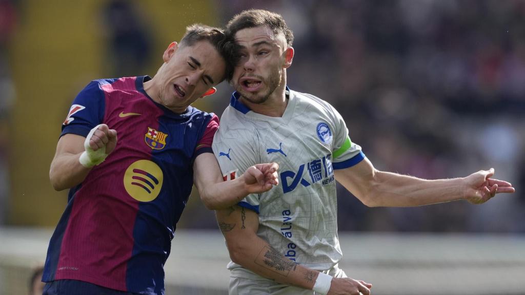 Gavi, del FC Barcelona, choca con su cabeza contra el argentino Tomás Conechny, en un enfrentamiento entre los culés y el Deportivo Alavés