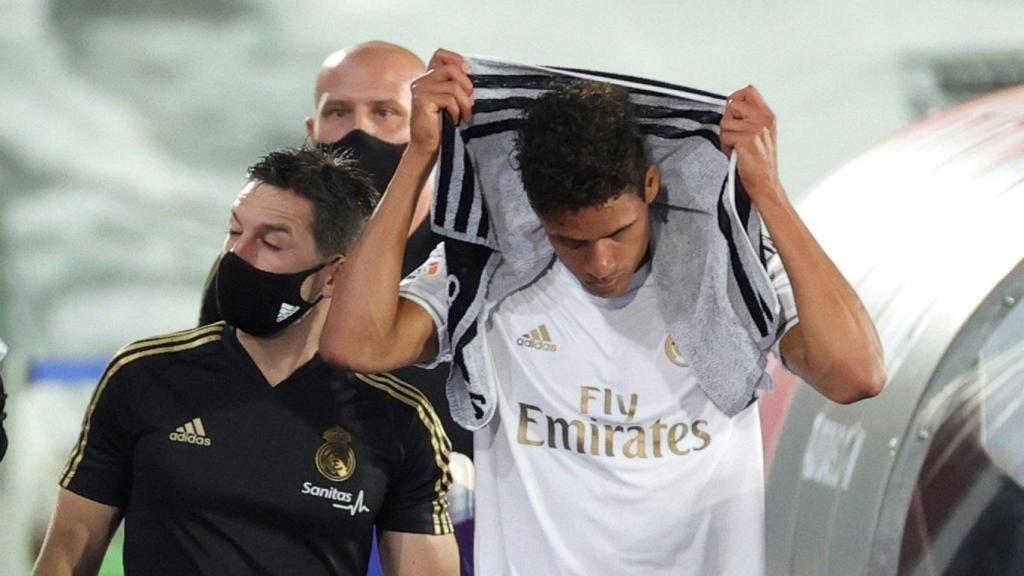 Raphael Varane, posicionado en contra de los remates de cabeza en niños a raíz del riesgo de conmociones cerebrales, sustituido en un partido del Real Madrid