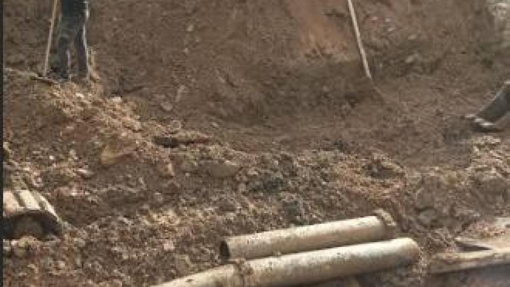 Tuberías de agua rotas tras hundirse una calle en Anglès (Girona)