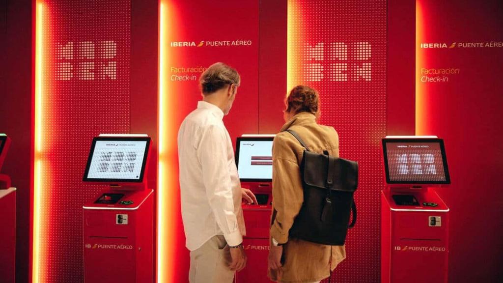 Dos clientes del Puente Aéreo, en el mostrador de 'check-in'