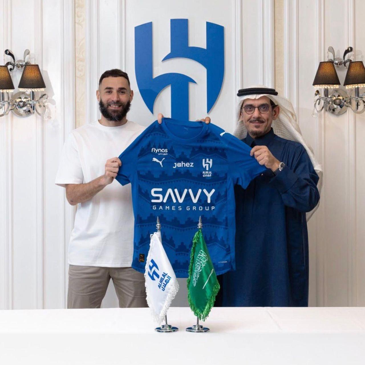 Karim Benzema posa como nuevo jugador del Al-Hilal